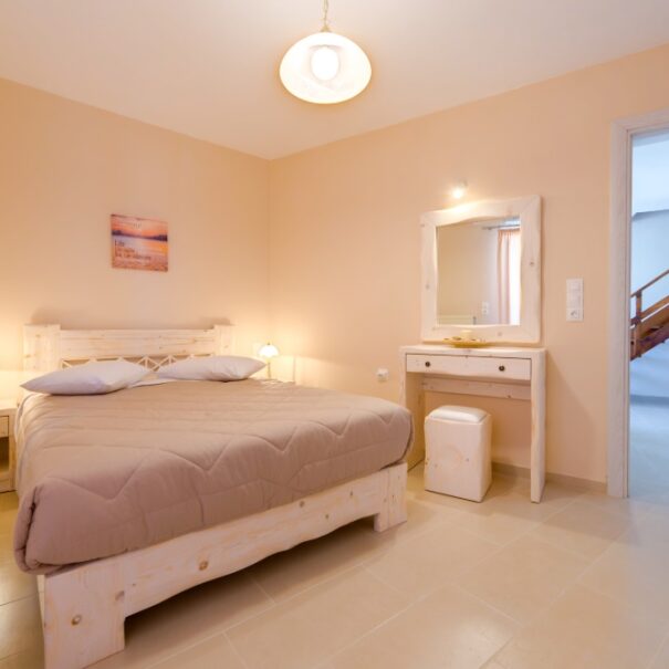 Villa Aegeon budget Hotel in Santorini