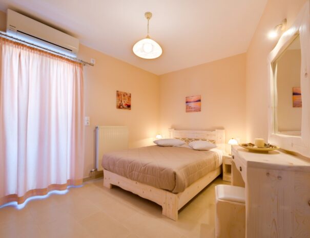 Villa Aegeon budget Hotel in Santorini